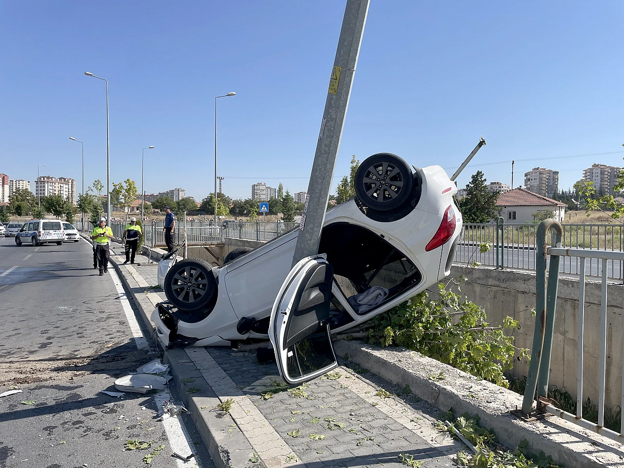 Elektrik direğine çarparak durabildi! Sürücü hastaneye kaldırıldı
