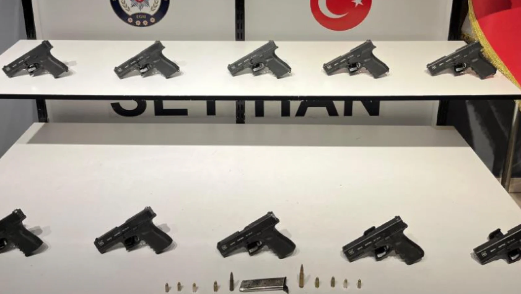 Adana'da bir evde 10 ruhsatsız tabanca ele geçirildi!