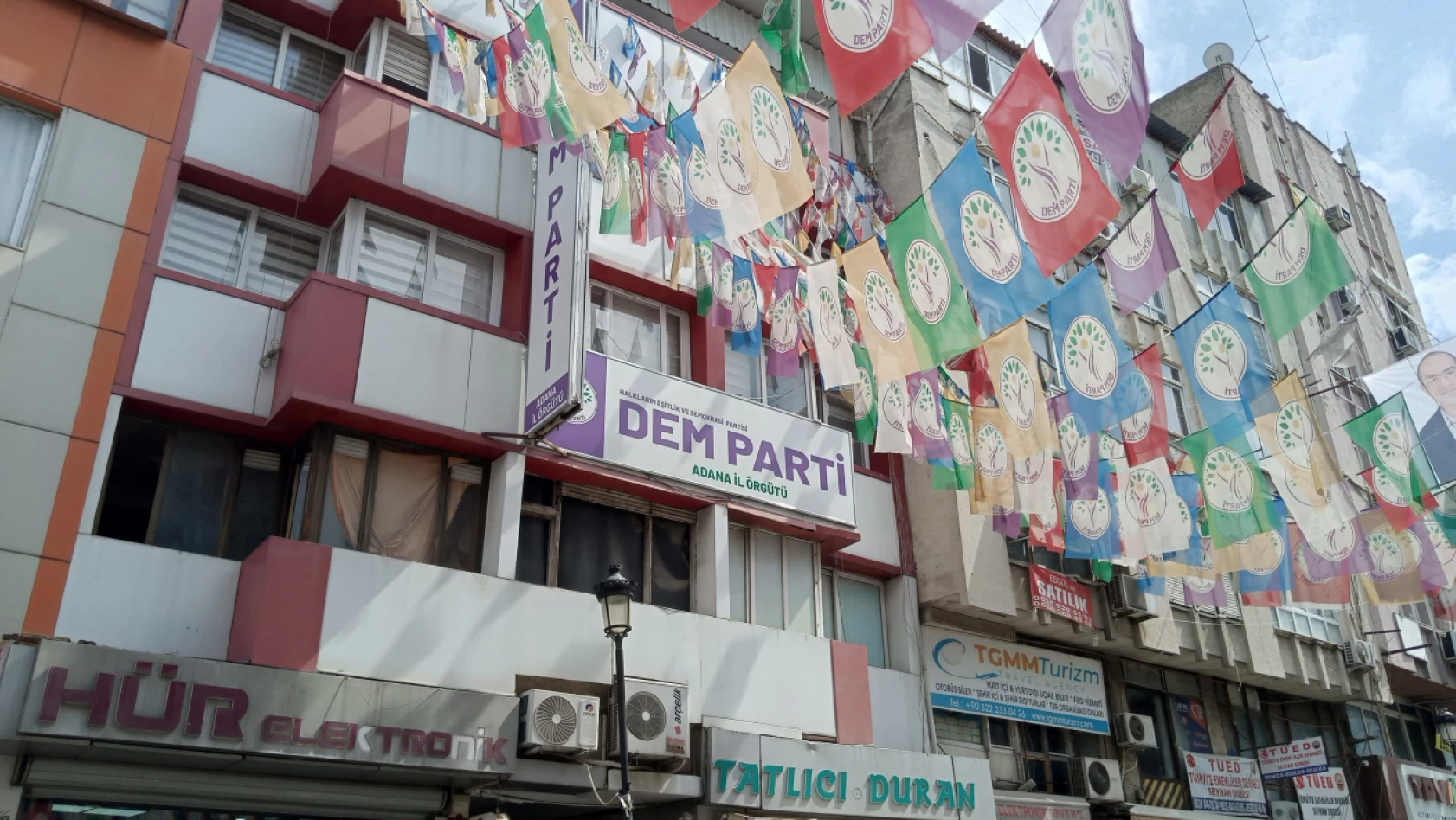 Adana'da DEM Partililer ile vatandaşlar arasında gerginlik çıktı