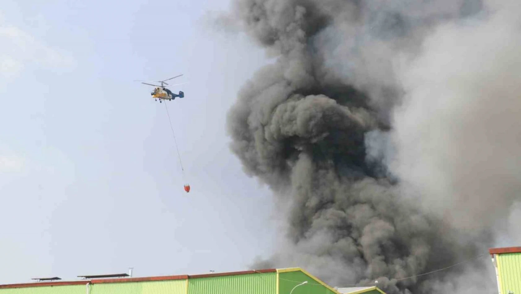 Adana'da geri dönüşüm tesisindeki yangın fabrikaya sıçradı, havadan ve karadan müdahale ediliyor