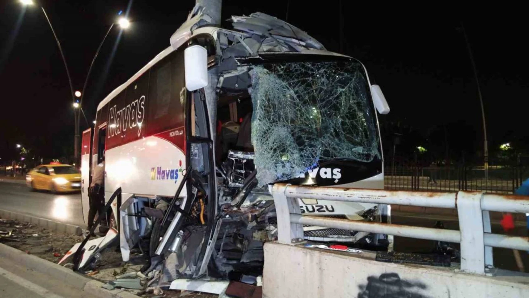Adana'da havaalanına yolcu götüren midibüs kaza yaptı: 5 yaralı