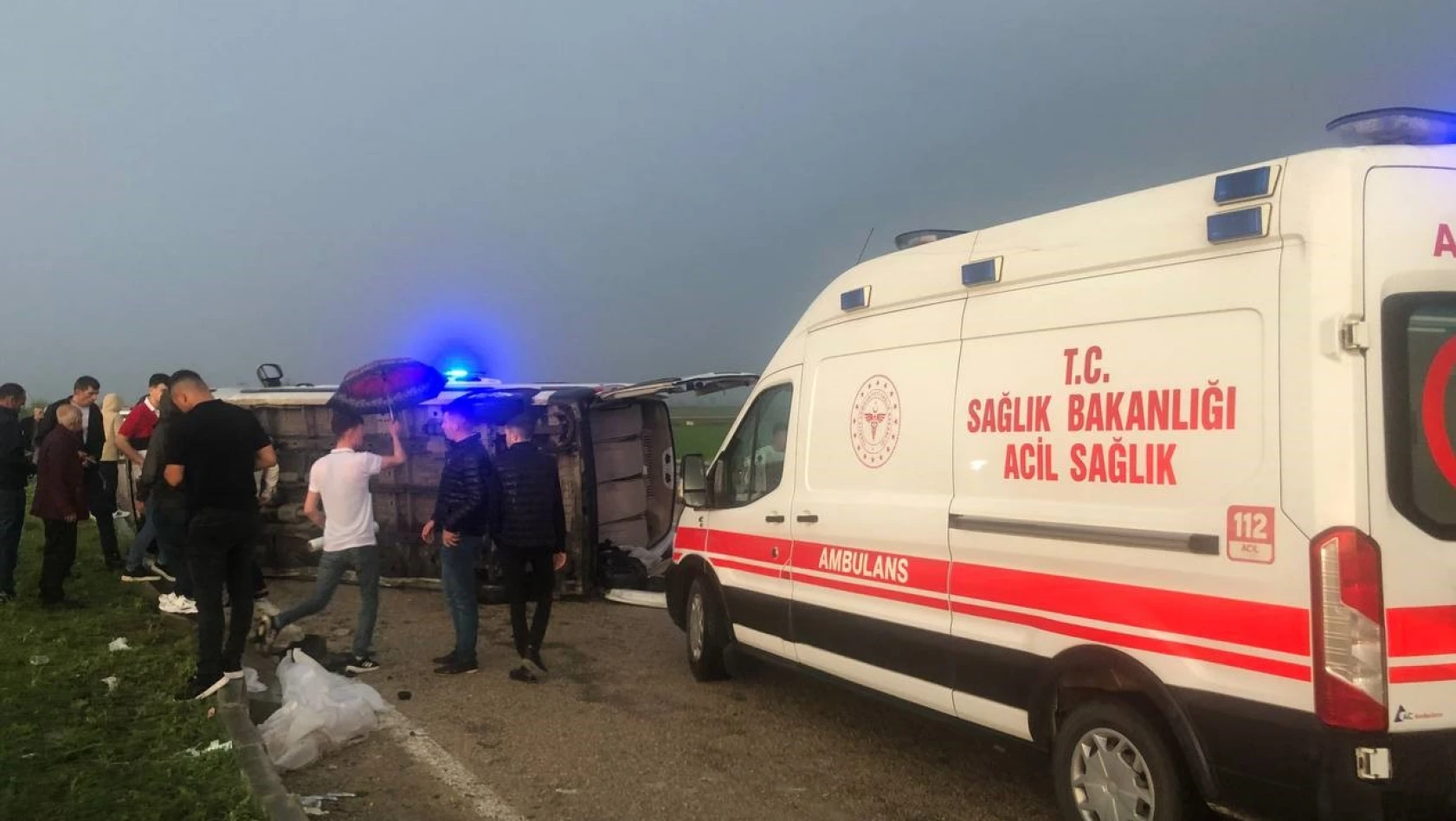 Adana'da minibüs devrildi: 1'i çocuk 5 kişi yaralı