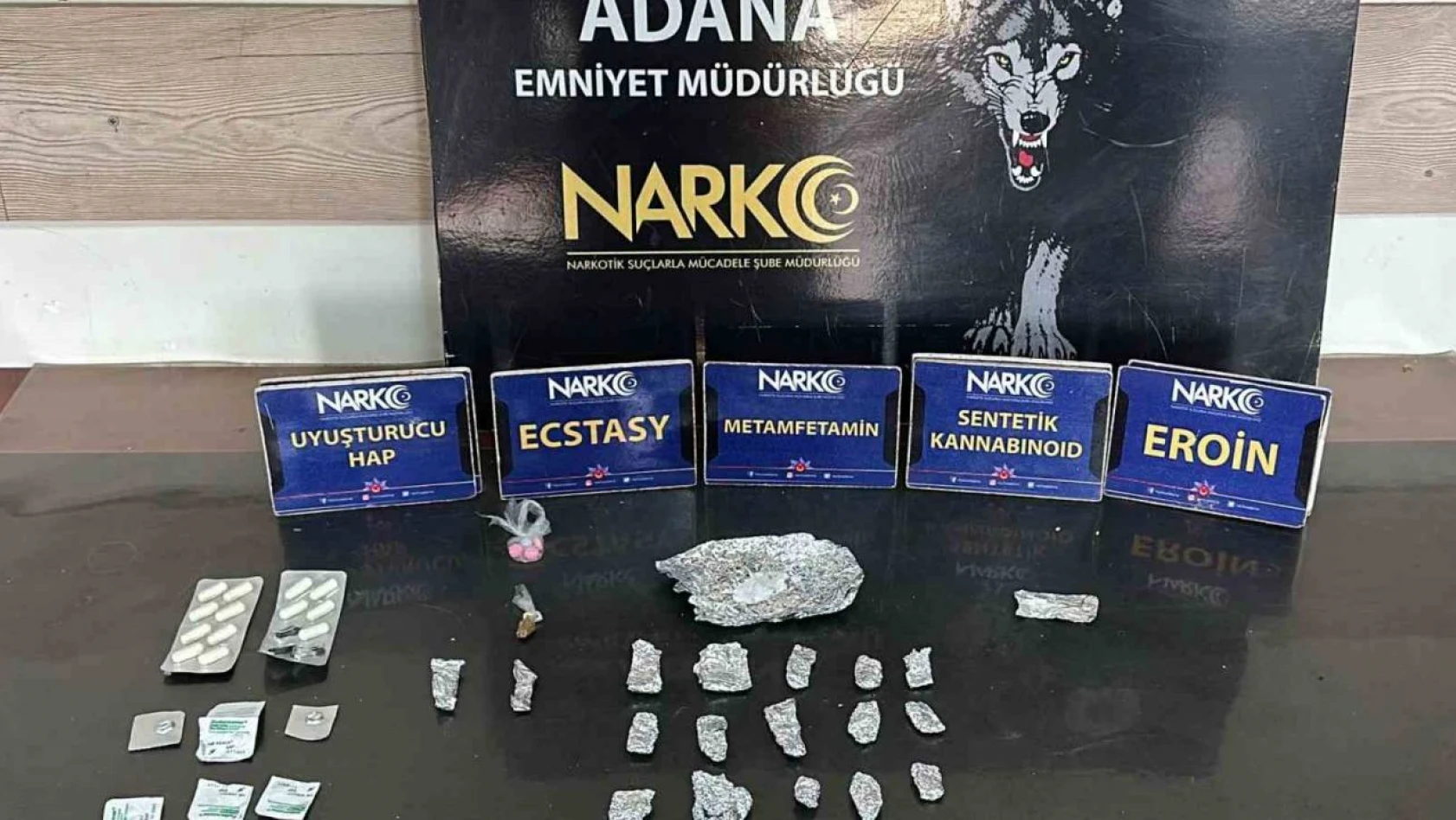 Adana'da narkotik polislerinin yakaladığı 2 uyuşturucu satıcısı tutuklandı
