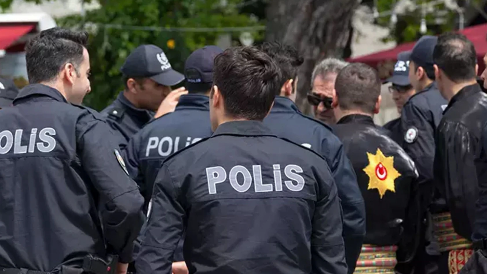 Adana'da polis ekipleri kapı kapı gezdi!