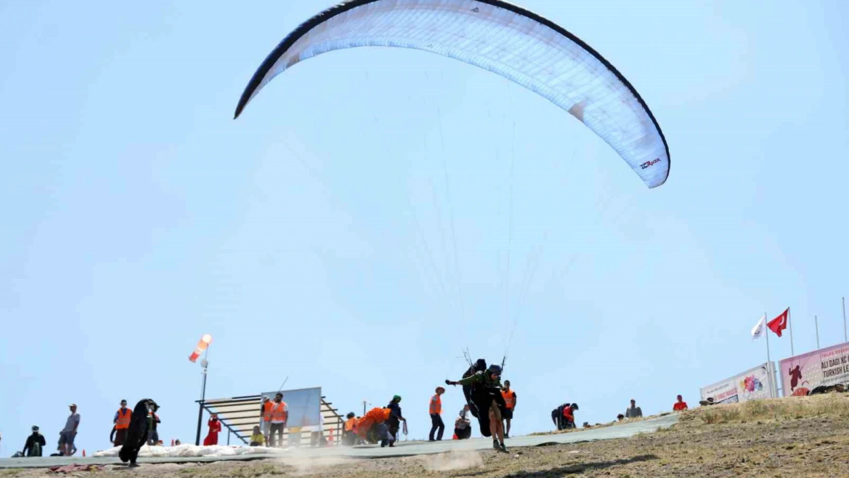 Kayseri'de yamaç paraşütü heyecanı başlıyor