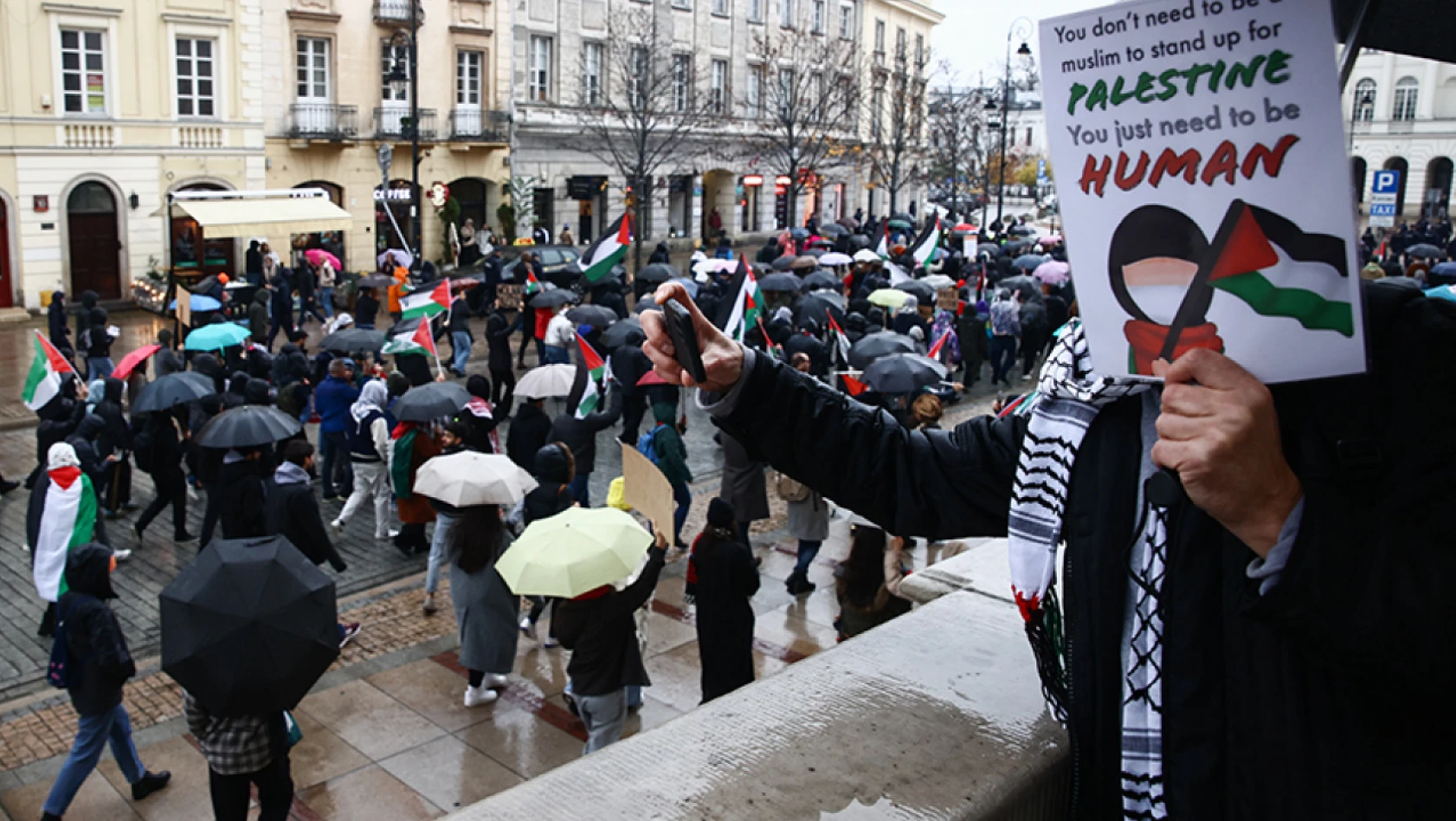 Avrupa'da Filistin gösterilerinde şaşırtan görüntüler....