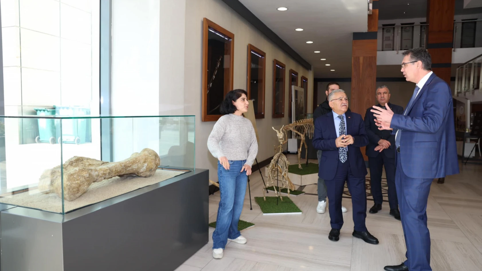 Başkan Büyükkılıç, Başsavcı Bölükbaşı'ya fosil sergisini gezidirdi!