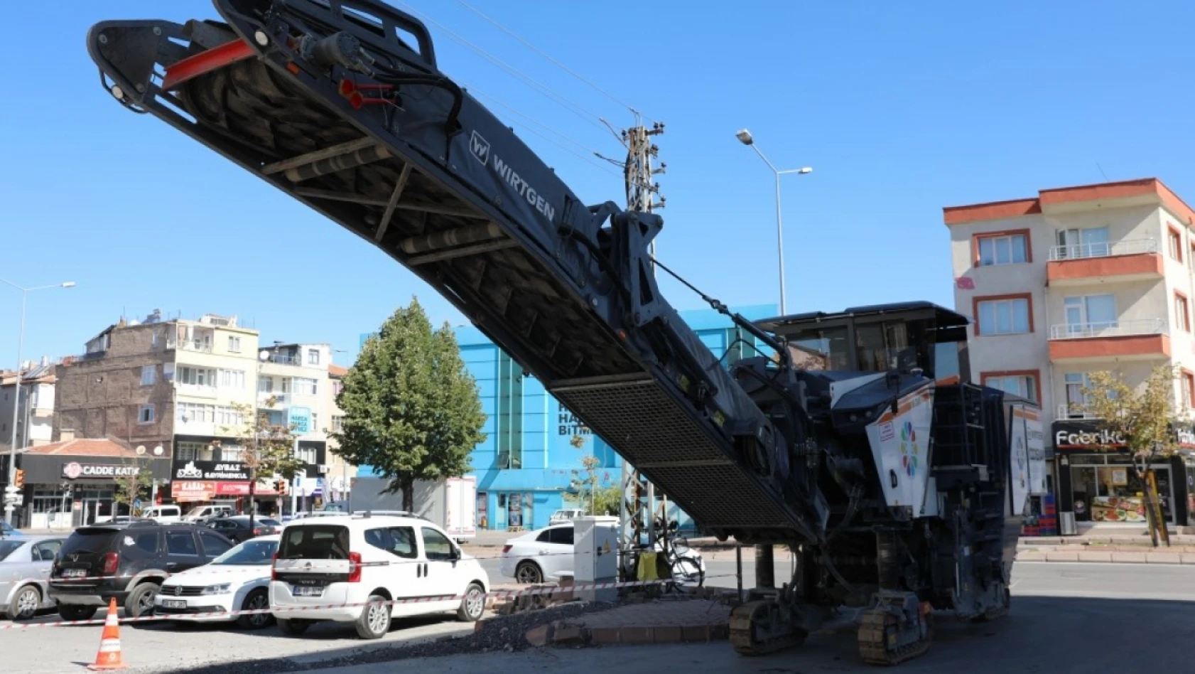 Kayseri'de ilk ve tek olan asfalt aracı çalışmalara başladı