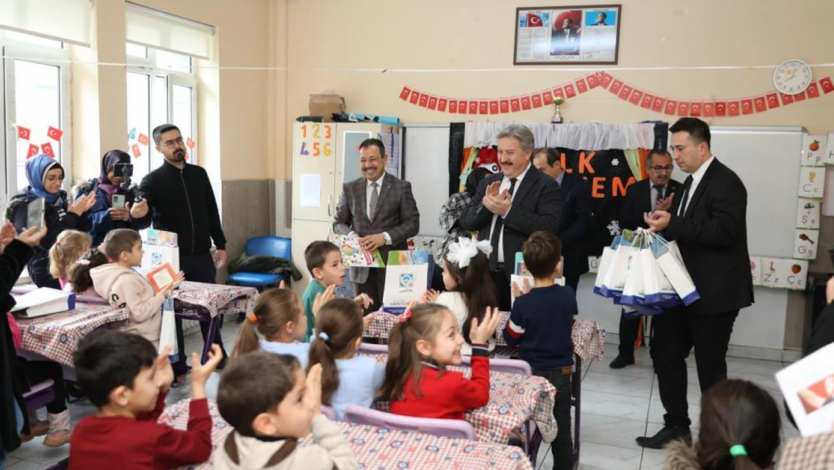 Başkan Palancıoğlu, karne alan öğrencilere hediye dağıttı
