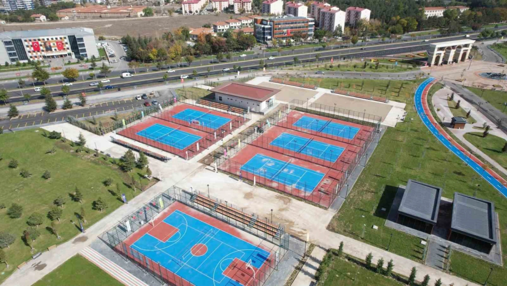Büyükşehir'den millet bahçesine tenis kortu ve plaj voleybolu tesisi
