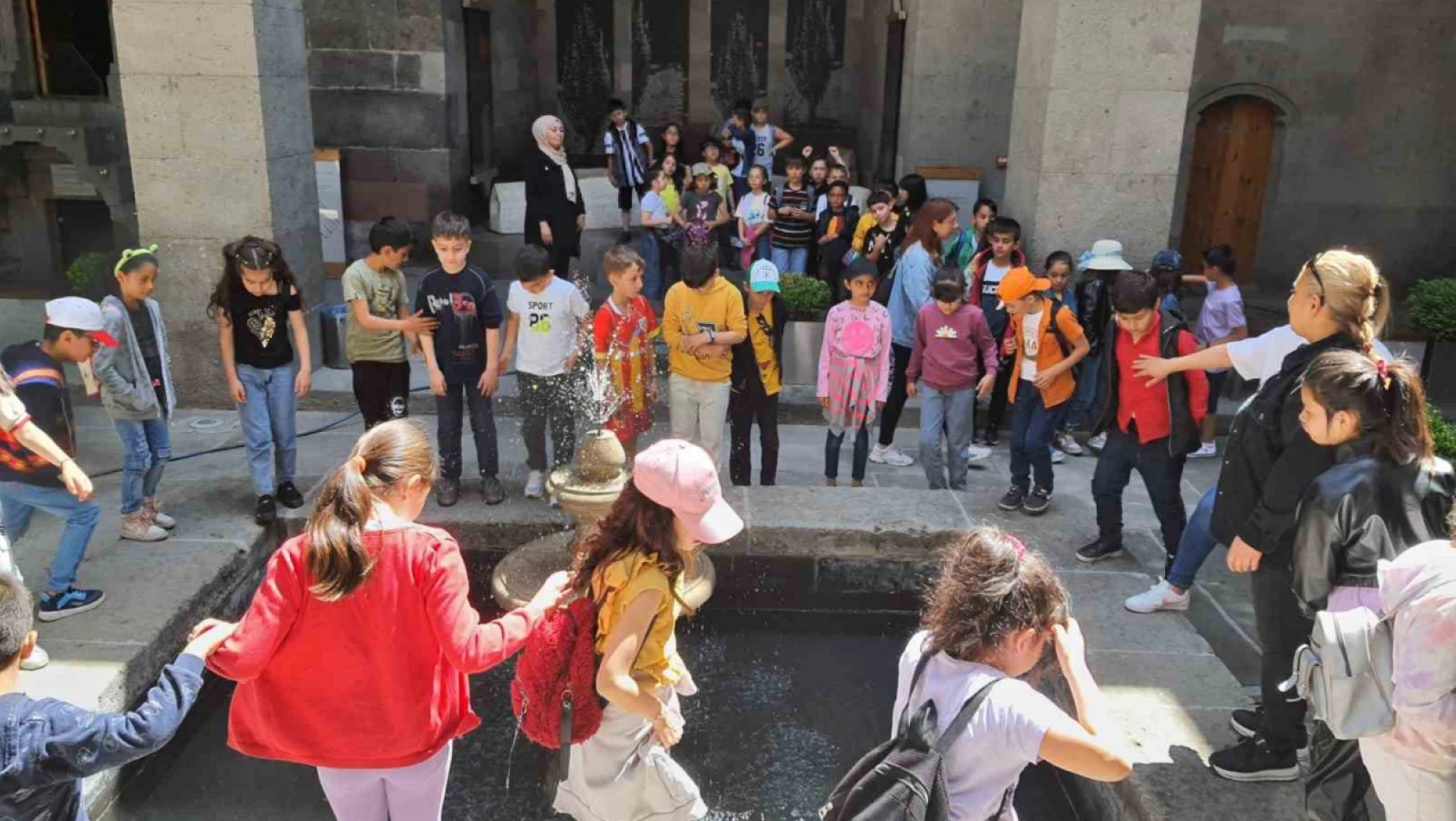 Kayseri'de müzeler ziyaretçi akınına uğradı