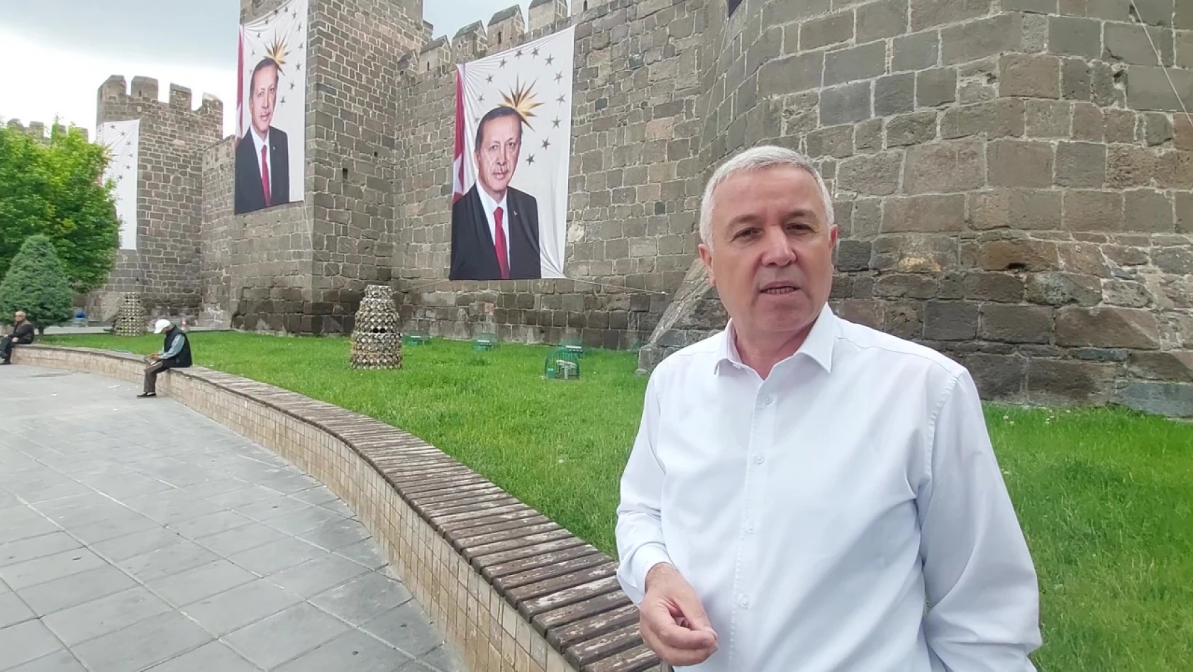 Arık'tan Kayseri Kalesi'ndeki Erdoğan afişlerine tepki