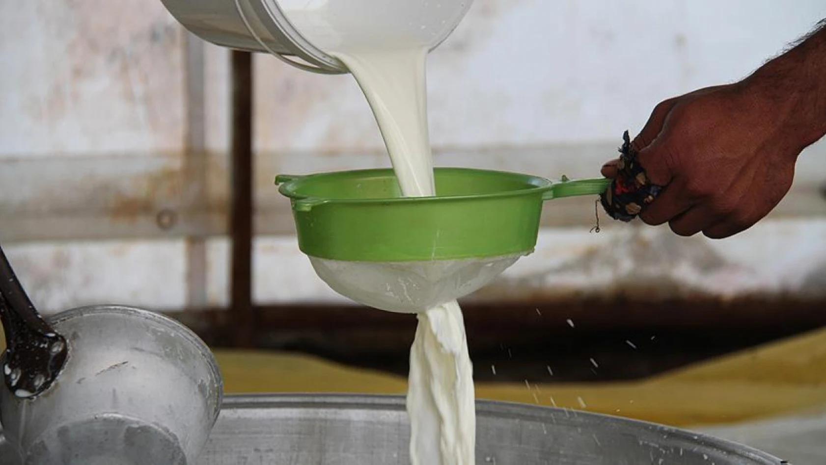 Çiğ Süt fiyatlarına tepki! ''Üreticiler, üretimden vazgeçiyor...''