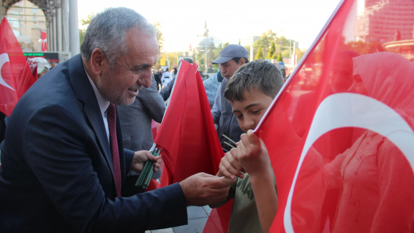 Demirezen, 'Ev ve iş yerlerimizi Türk Bayrakları ile donatacağız'