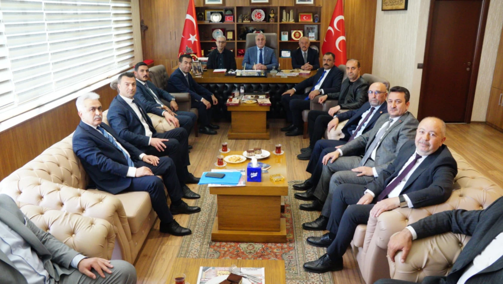 Demirezen, İlçe Belediye Başkanlarıyla İlk Toplantısını Gerçekleştirdi