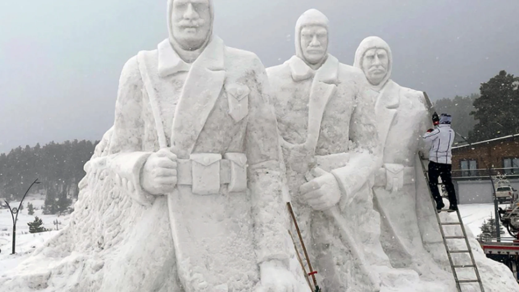 Donarak Şehit Olan Sarıkamış Şehitlerinin Kardan Anıtı Yapıldı!