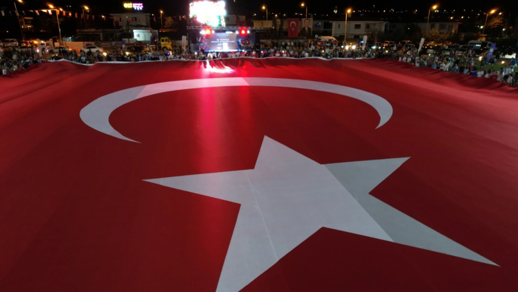 Dünyanın en büyük Türk bayrağı Talas'ta açıldı