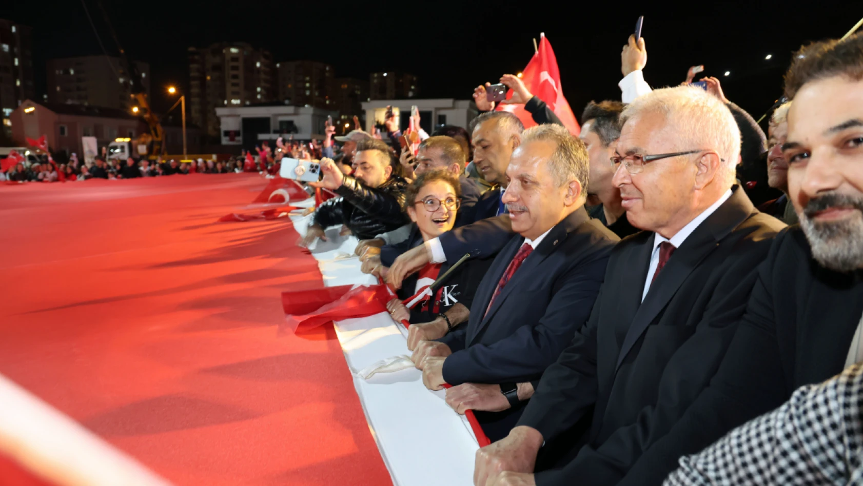 Gelenek bozulmadı: Dünyanın en büyük Türk bayrağı Talas'ta dalgalandı!
