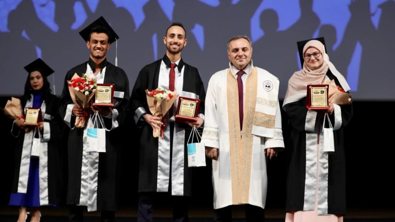 ERÜ İletişim Fakültesi'nde 368 öğrenciyle mezuniyet coşkusu!