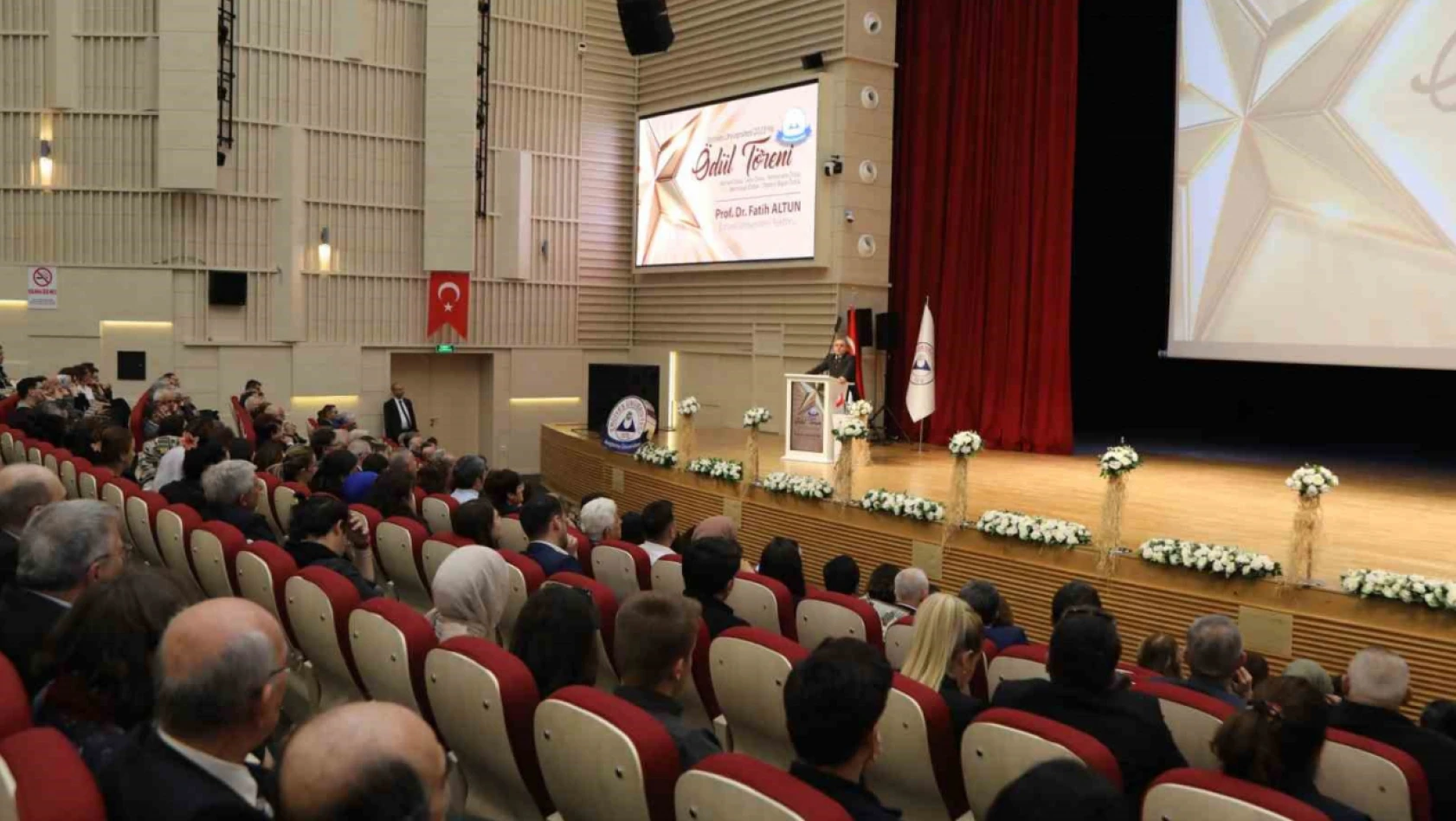 Erciyes Üniversitesi'nde 2023 yılı ödülleri sahiplerini buldu