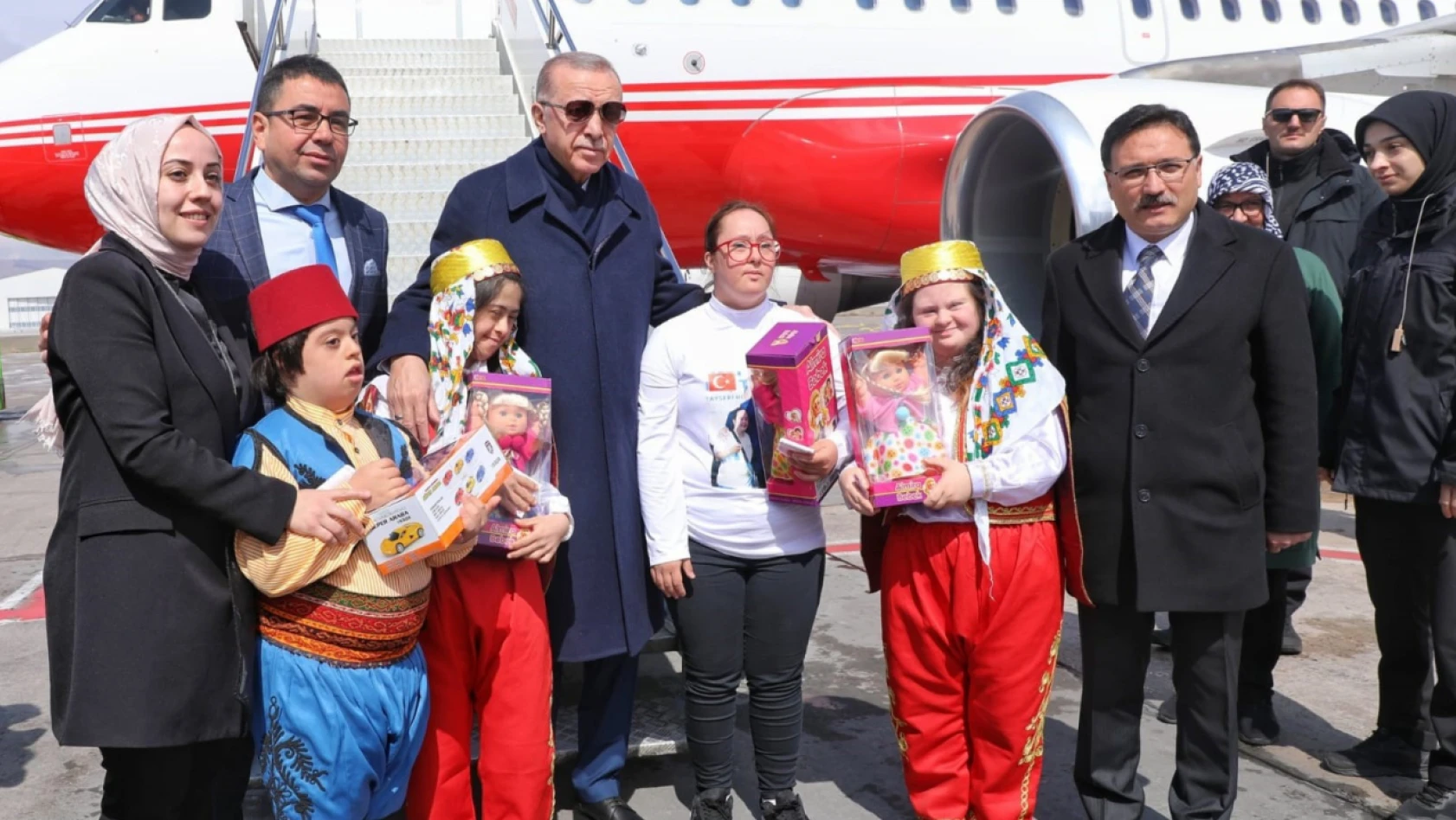 Erdoğan Kayseri'de Down sendromlular tarafından karşılandı