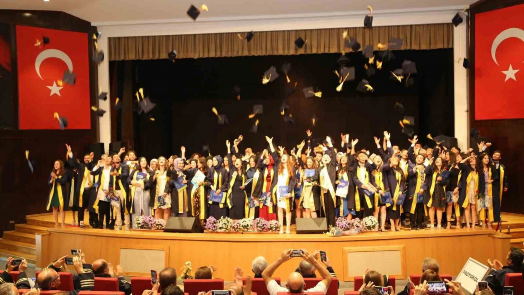 ERÜ Fen Fakültesi'nde mezuniyet heyecanı!
