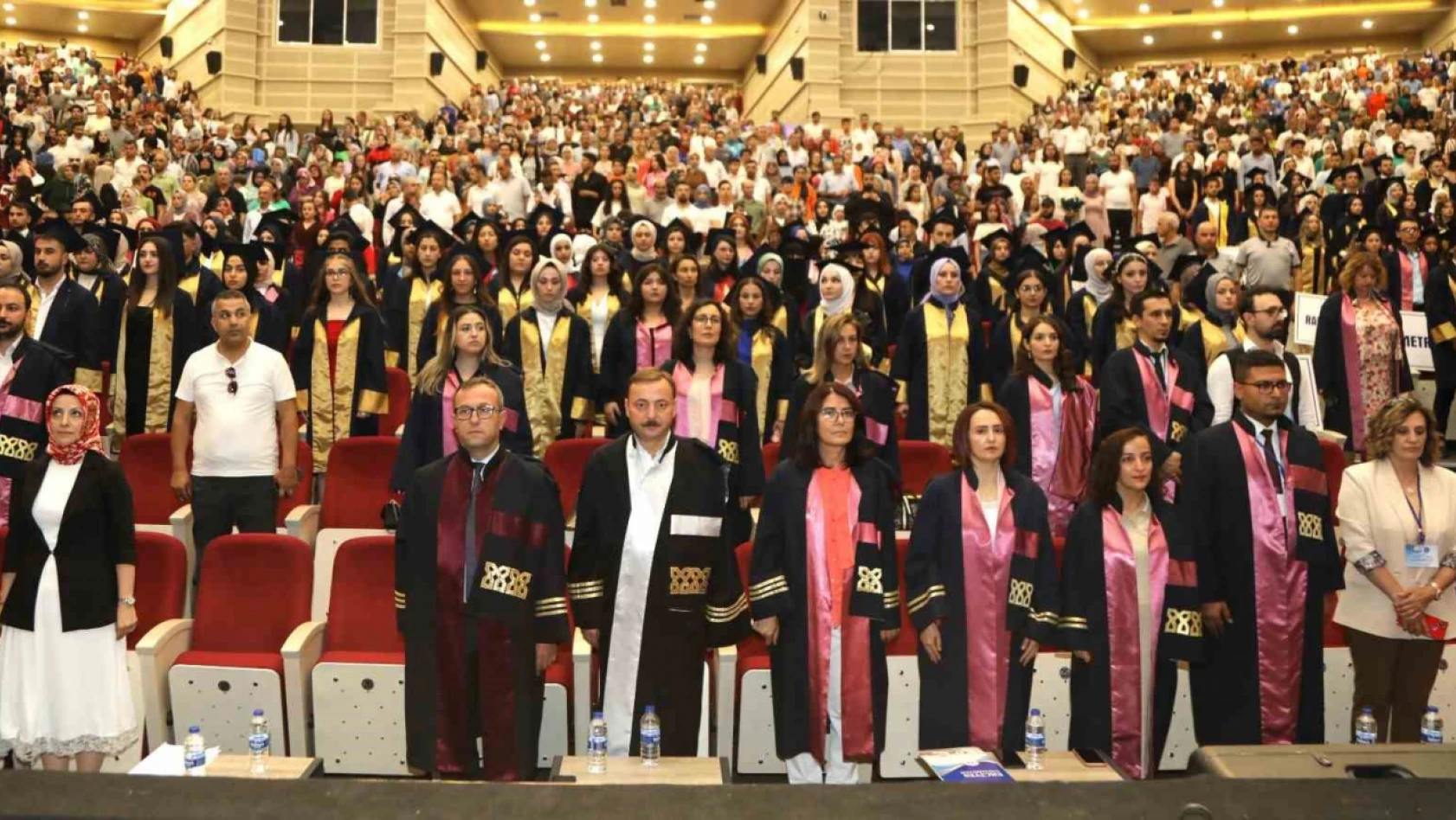 ERÜ Halil Bayraktar Sağlık Hizmetleri MYO'da 450 öğrenci mezun oldu