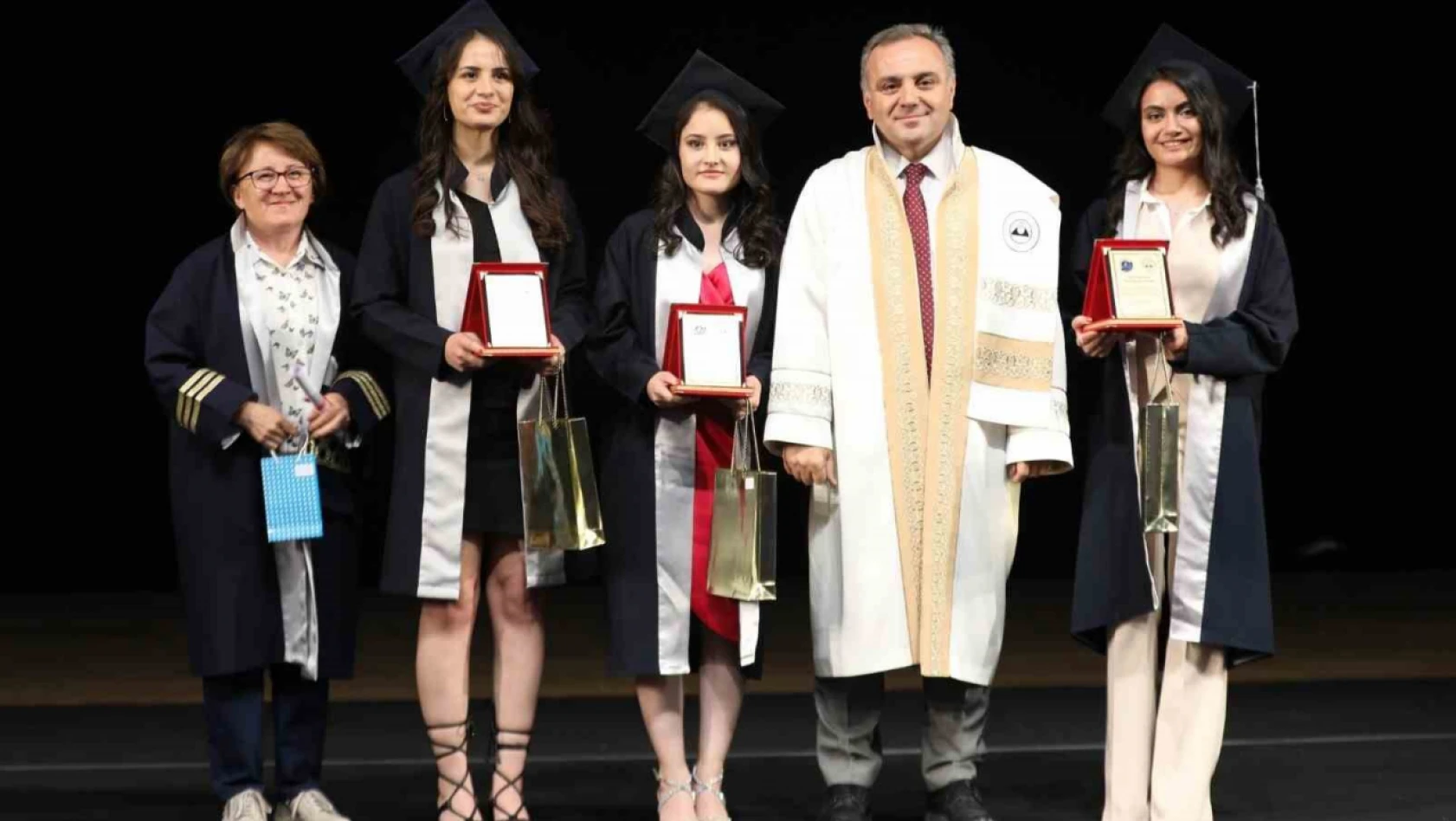ERÜ Sağlık Bilimleri Fakültesi'nde mezuniyet sevinci yaşanıyor