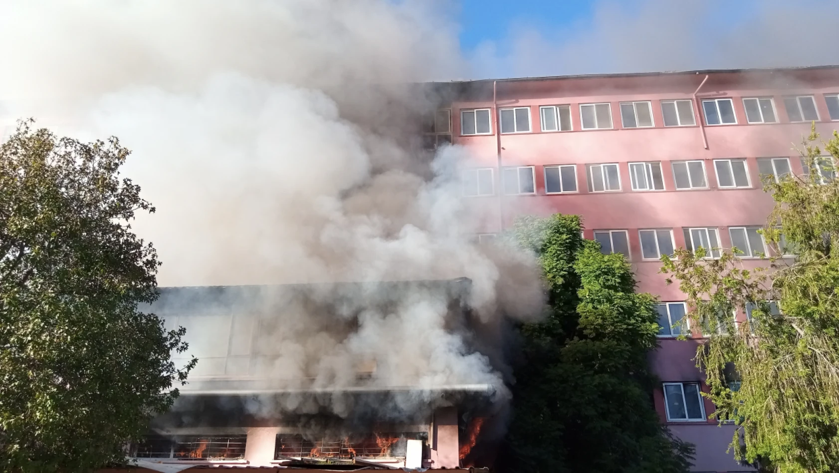 Eski devlet hastanesinde yangın devam ediyor!