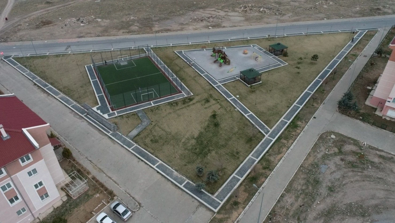 Melikgazi belediyesi, gençlere 7 adet futbol sahası yaptı