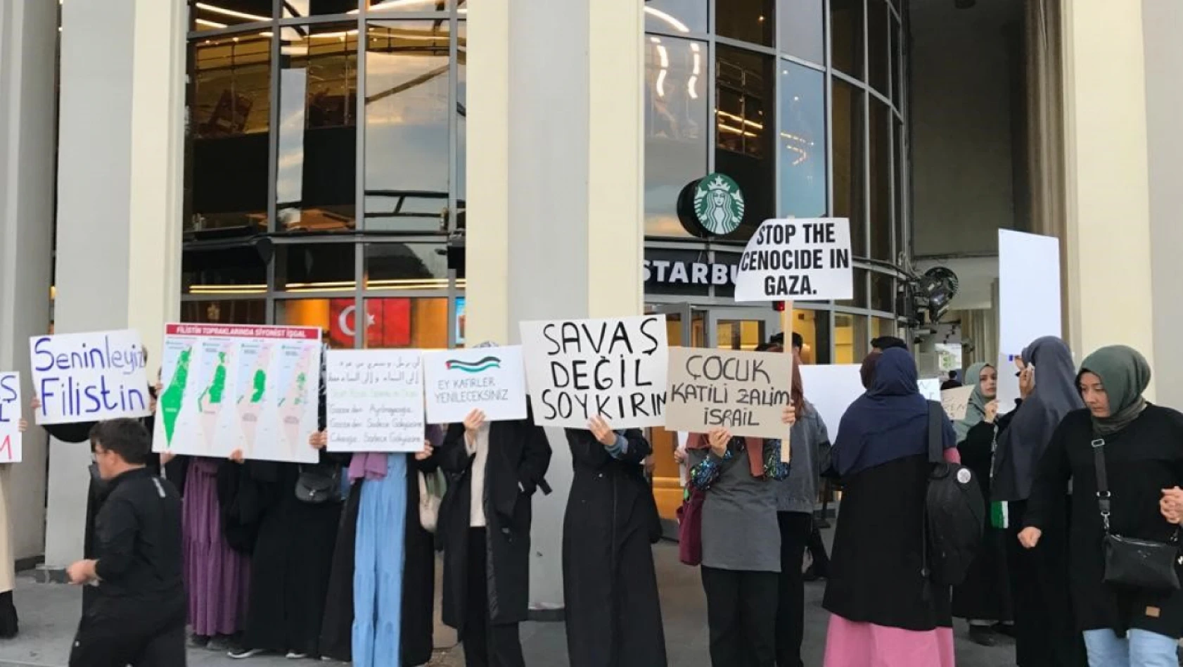 Kayseri'de Starbucks önünde İsrail protestosu