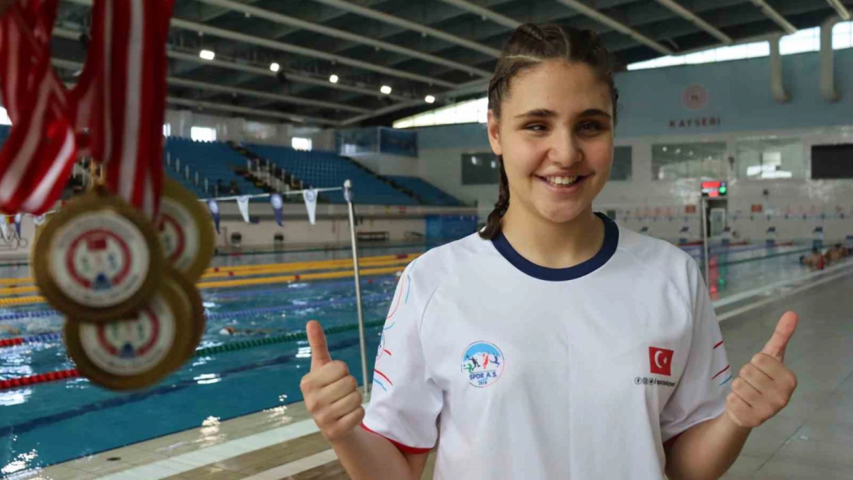 Kayseri'de hissederek yüzmeyi öğrenen Cemre büyük başarıya imza attı
