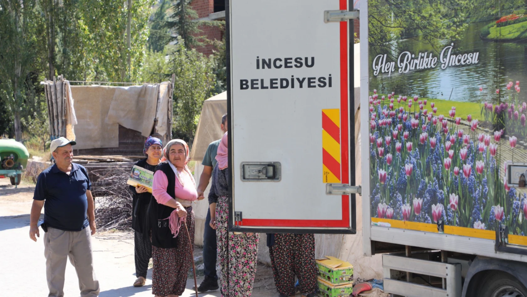 İncesu'da depremzedelere üzüm dağıtıldı