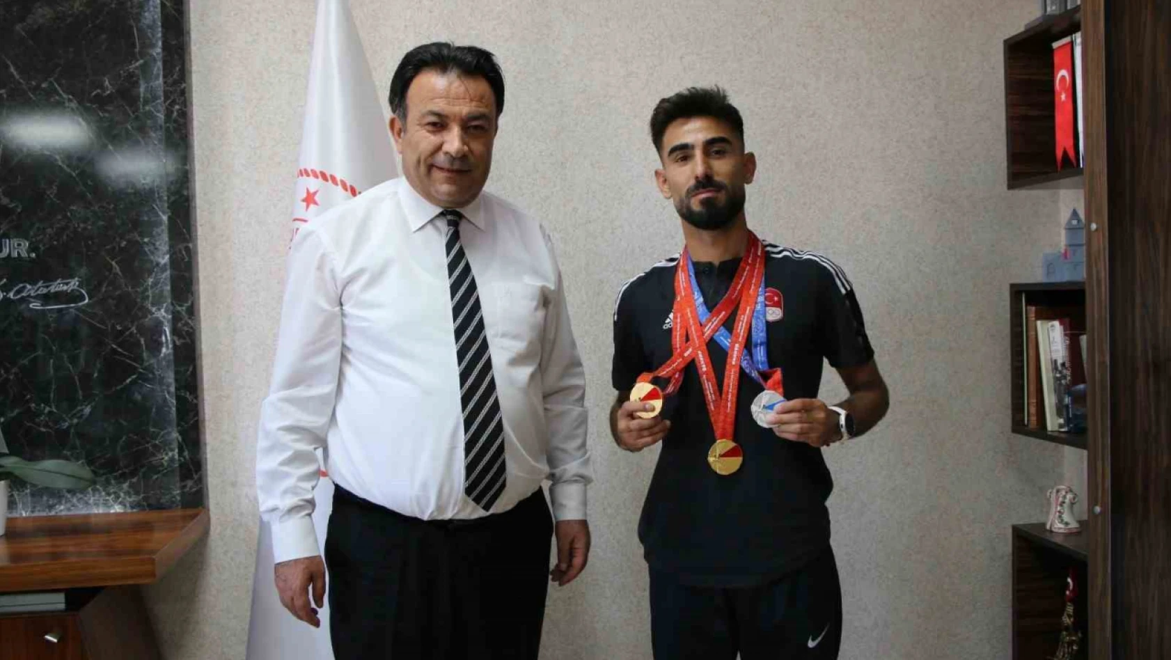Dünya şampiyonu Karaköse'yi ziyaret etti