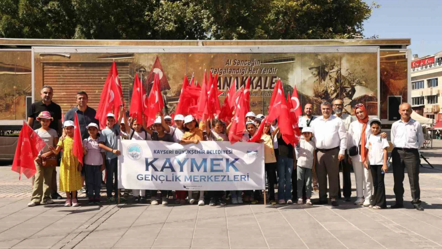KAYMEK öğrencilerini Çanakkale Savaşları Mobil Tır Müzesi'nde gezdirdi