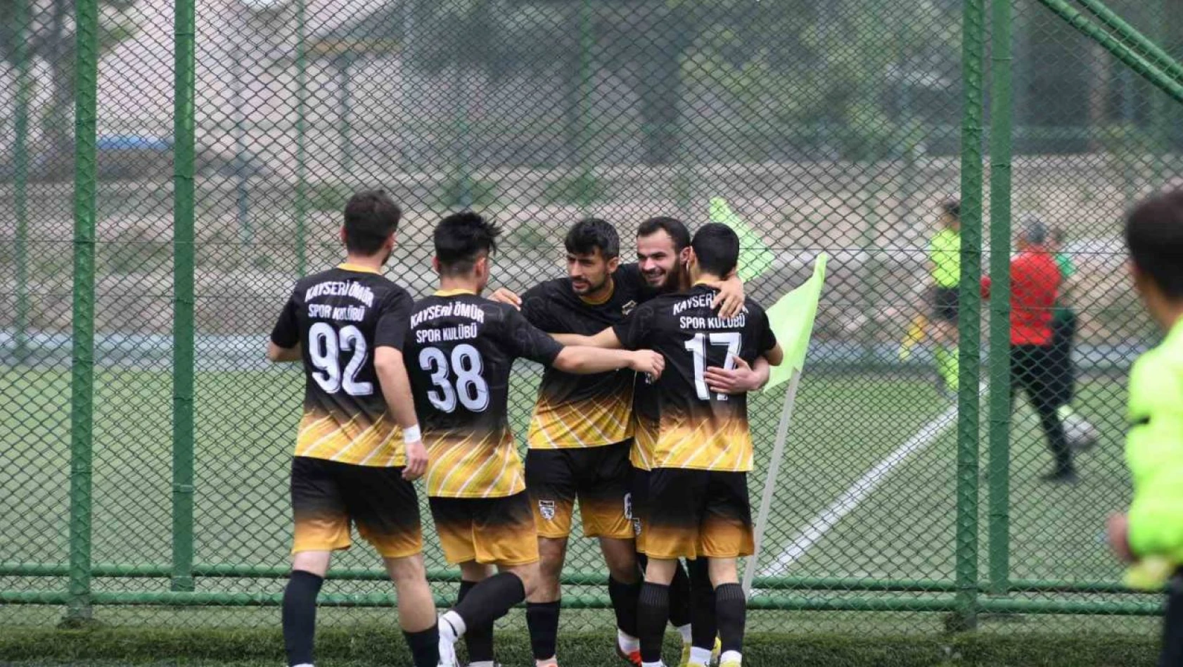 Ömürspor, Güneşli Gençlikspor'u 7 Golle Geçerek Liderliğini Sürdürdü