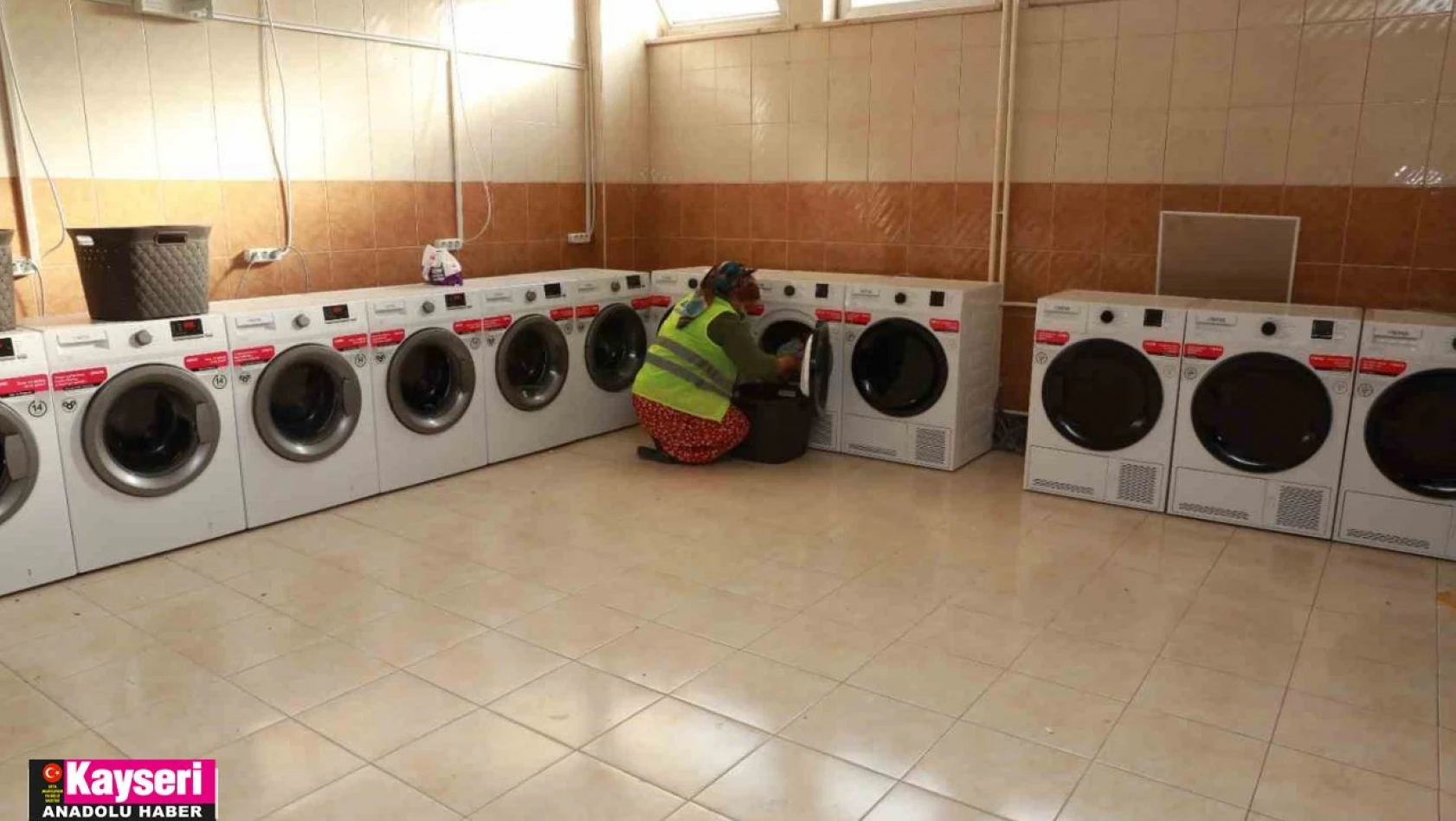 Büyükşehir'den deprem bölgesine çamaşır yıkama merkezi