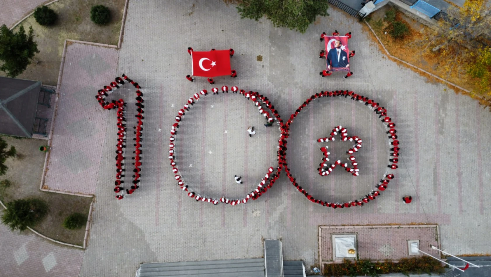 Kayseri'de 300 Öğrenci İle Müthiş Koreografi! - Sosyal Medyada Büyük İlgi Gördü