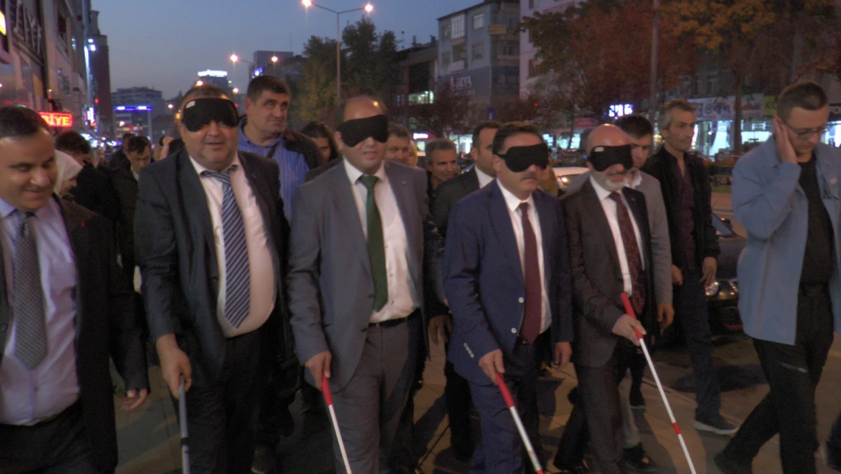Kayseri'de 'göz bantlı' farkındalık yürüyüşüne bakın kimler katıldı?