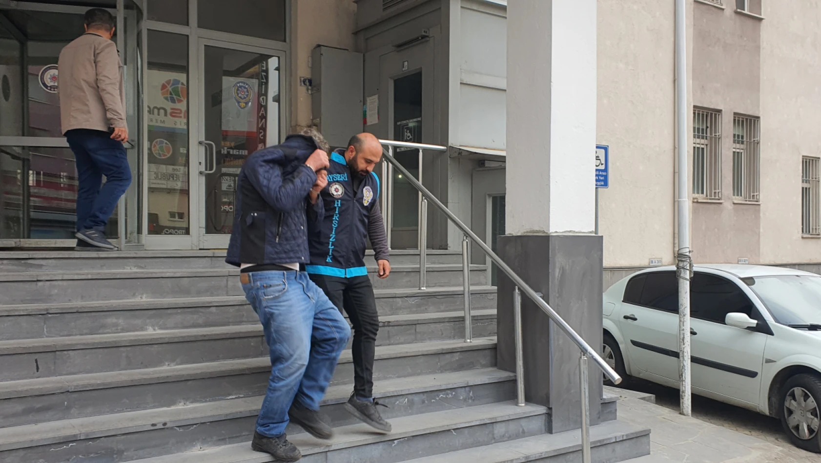 Kayseri'de hırsızlık yapan 4 kişi yakayı ele verdi!