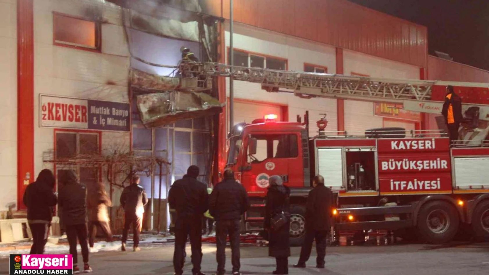 Kayseri'de mobilya imalathanesi yangında küle döndü