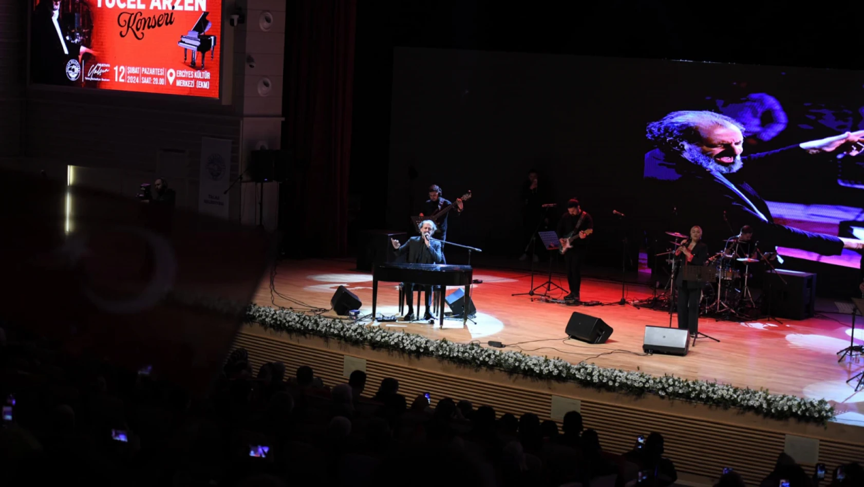Kayseri'de Muhteşem Bir Gece: Yücel Arzen Konseri Vatandaşları Büyüledi