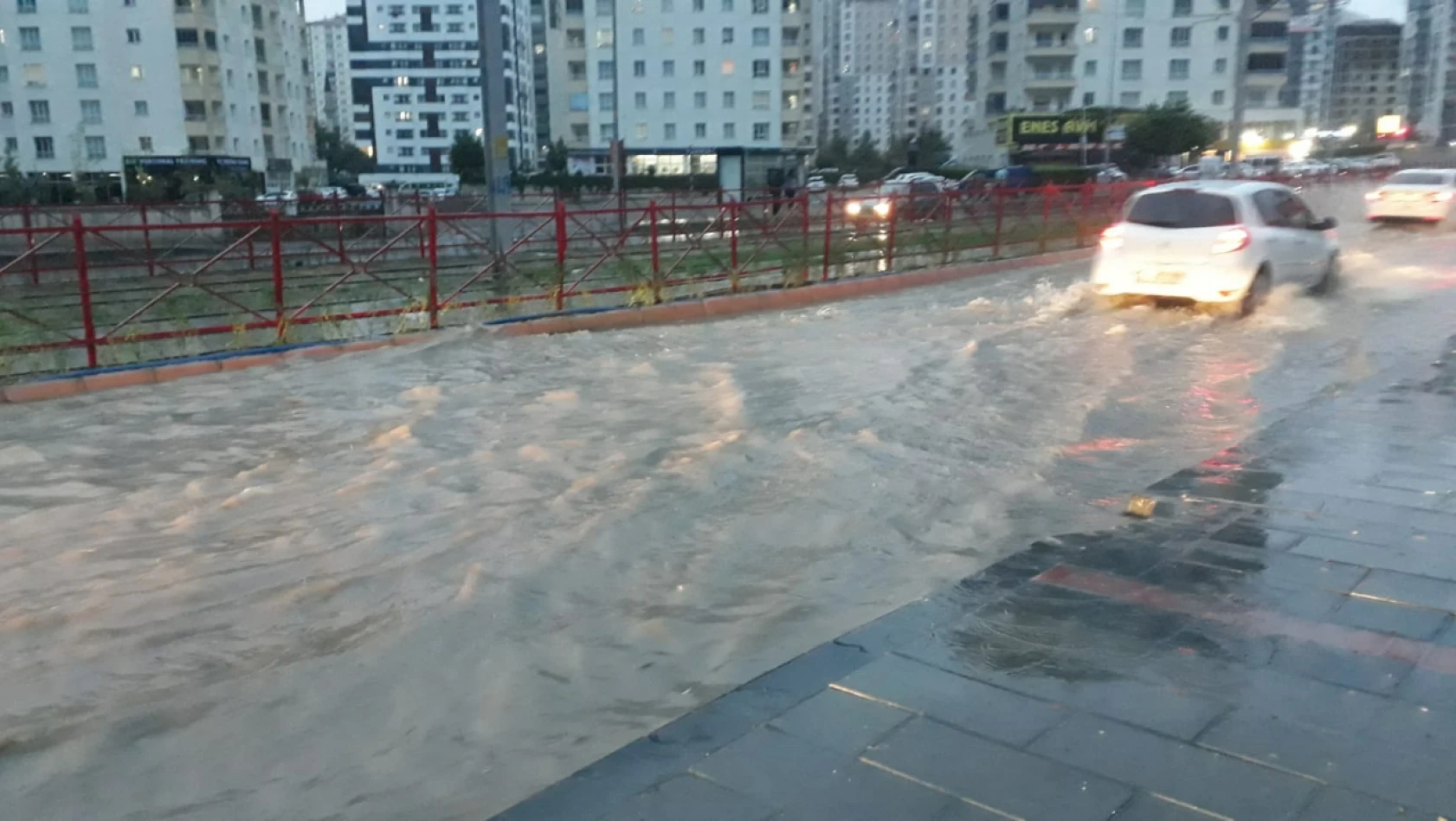 Kayseri'de şiddetli yağış! Yollar göle döndü