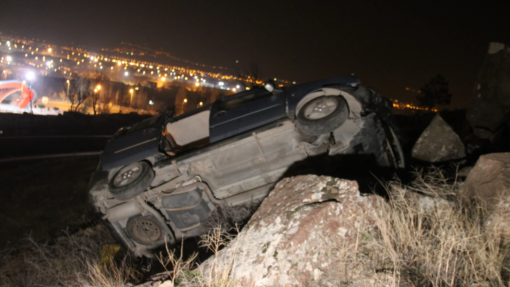 Kayseri'de Uçurum Kazası: Araç Kayalıklara Asılı Kaldı