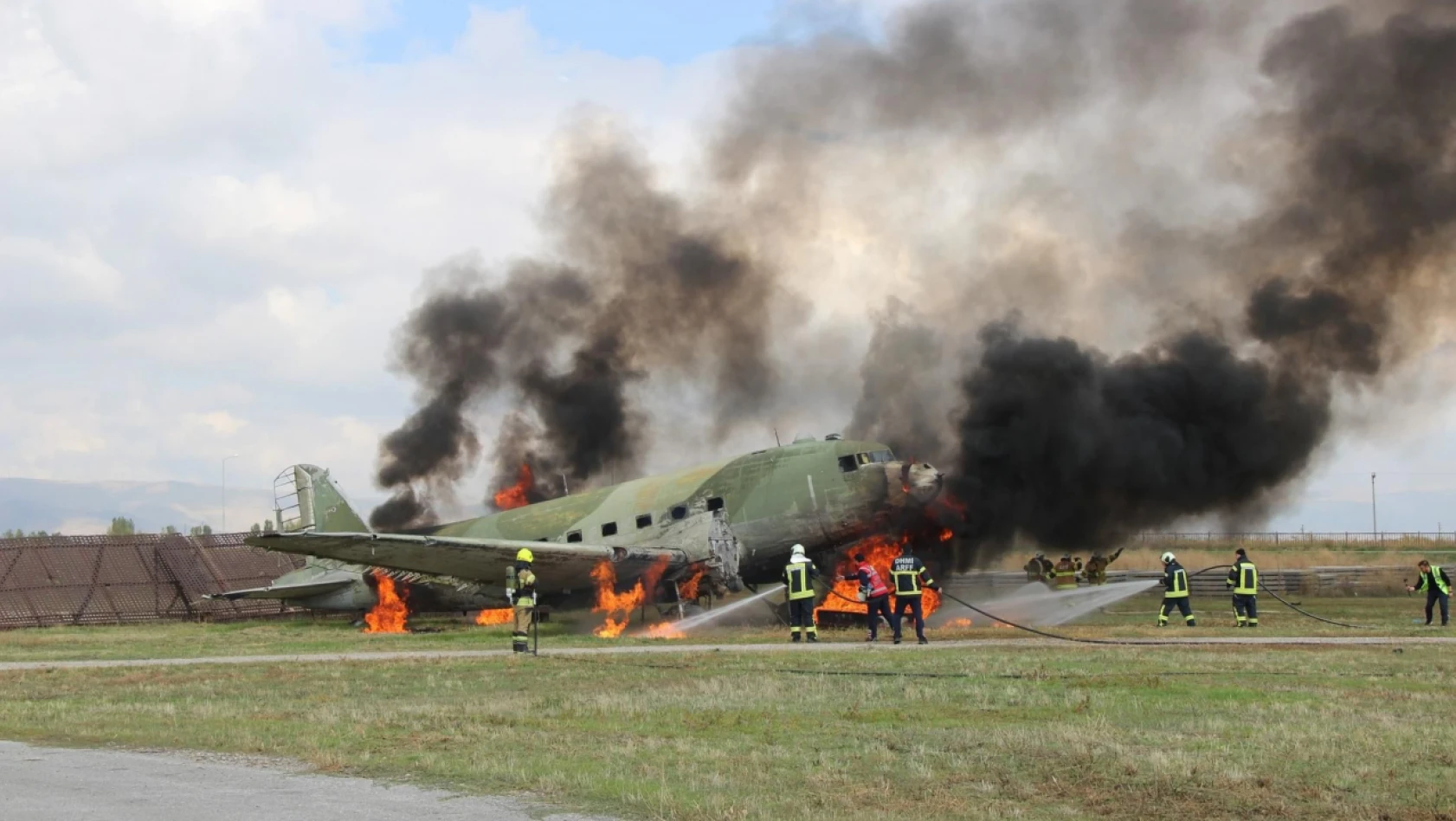 Kayseri'de yanan uçaktan dumanlar yükseldi! Nefes kesen anlar