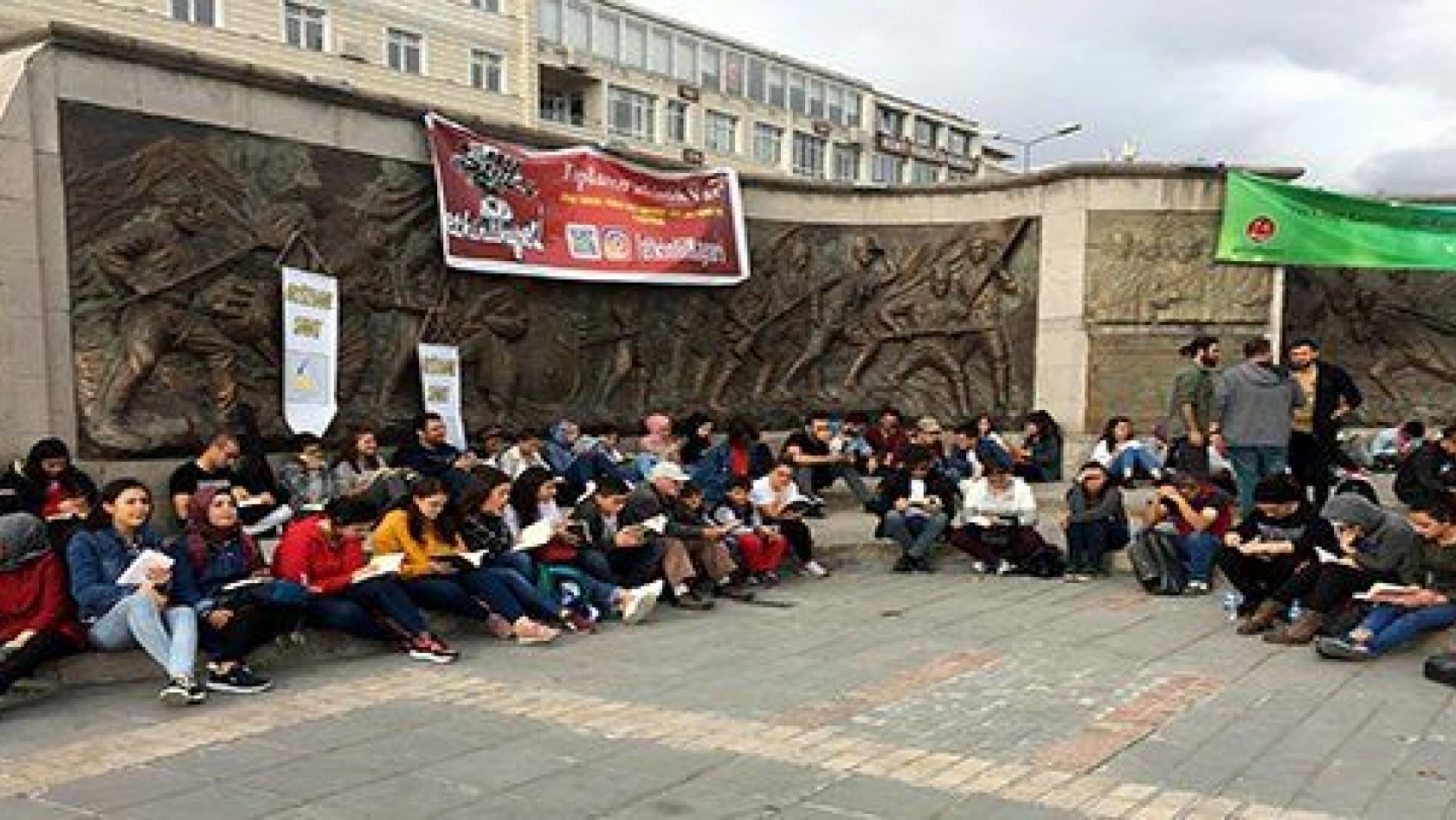 Cumhuriyet Meydanı'nda sessiz kitap okuma etkinliği yapıldı 