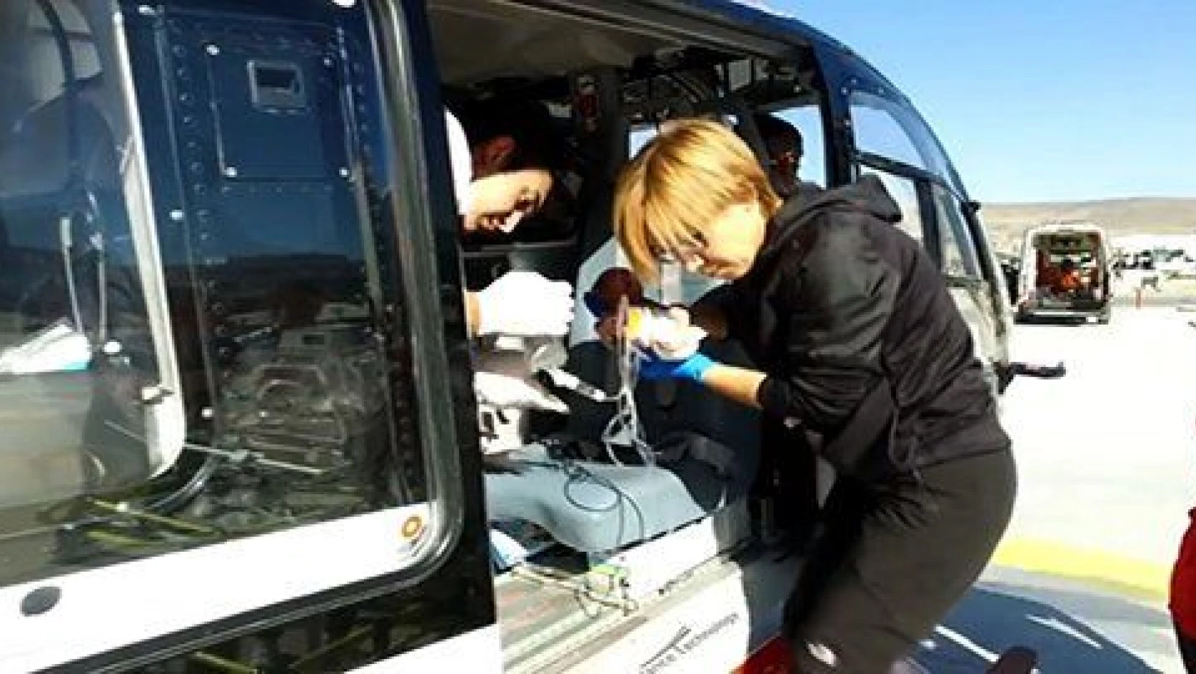 Böbrek yetmezliği olan bebek hava ambulansı ile Kayseri'ye getirildi