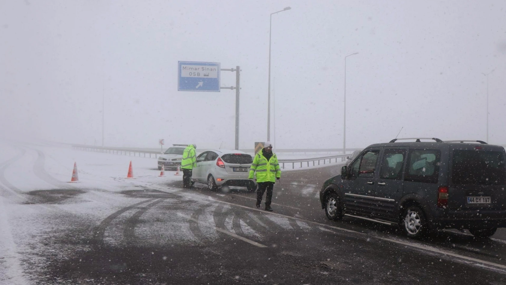 Kayseri'de ulaşıma kar ve tipi engeli