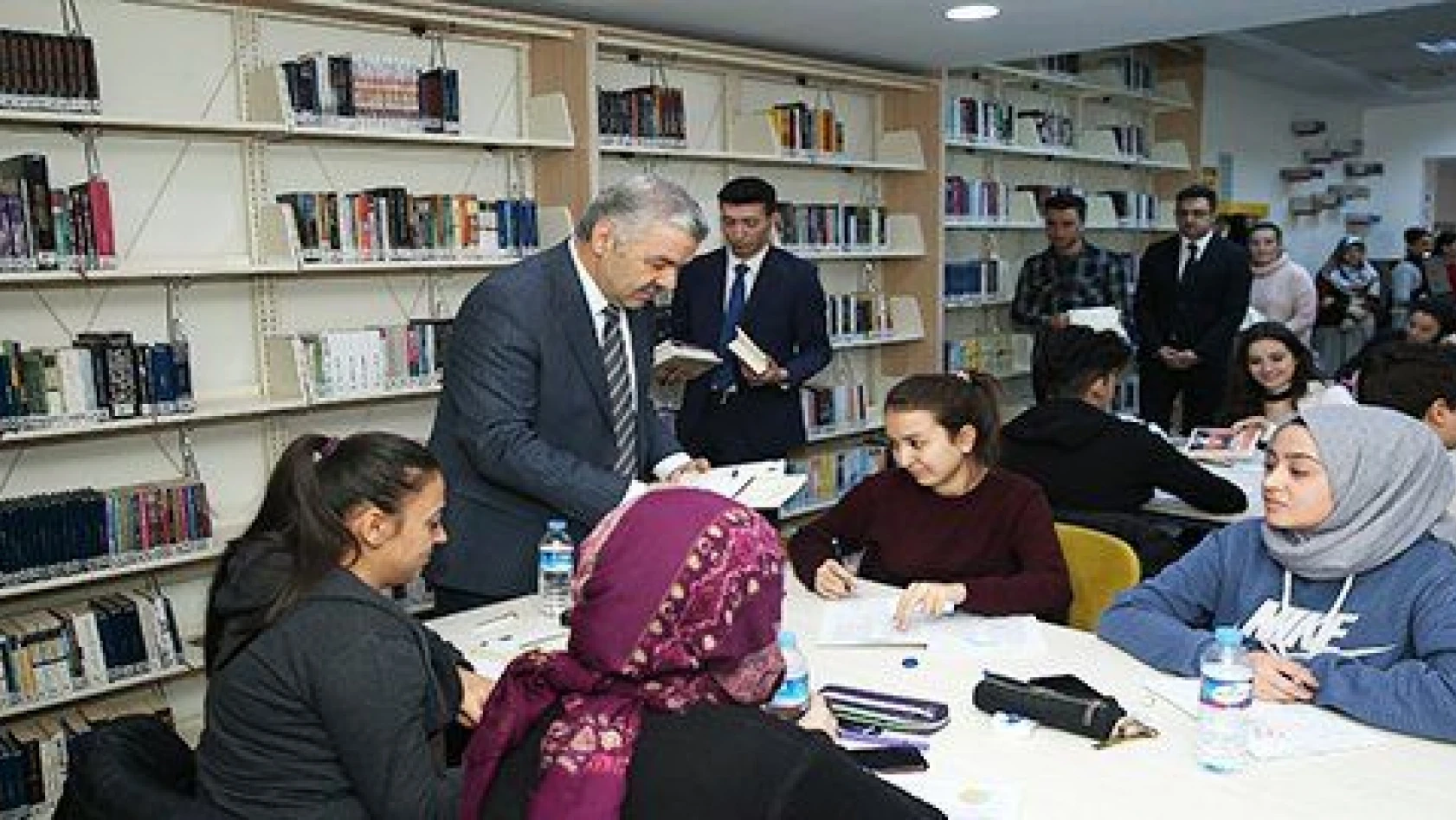 Başkan Çelik, 800 kişilik Merkez Kütüphanesi'ni ziyaret etti 