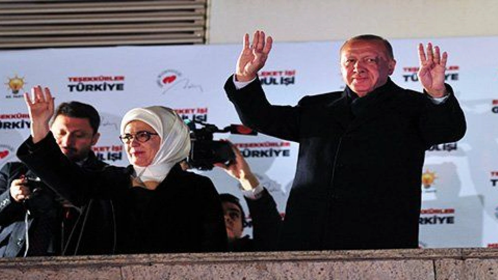 Cumhurbaşkanı Erdoğan balkon konuşması yaptı 